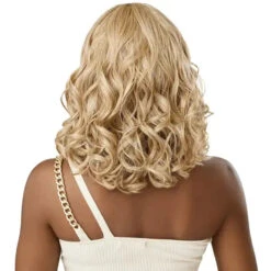 Perruque Wavy Frange Naira - Outré -Evolve Cosmetiques perruque a frange bob bouclee blonde outre wigpop naira