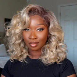 Perruque Lace Front 13X6 Blonde Fabienne - Outré -Evolve Cosmetiques perruque lace front hd blonde curly bouclee 13x6 couleur dr4 sandy blonde fabienne perfect hairline outre 2