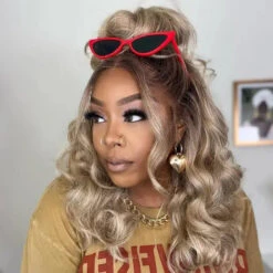 Perruque Lace Front 13X6 Blonde Fabienne - Outré -Evolve Cosmetiques perruque lace front hd blonde curly bouclee 13x6 couleur dr4 sandy blonde fabienne perfect hairline outre