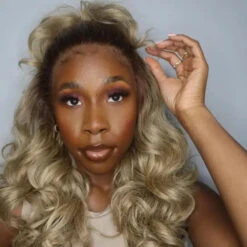 Perruque Lace Front 13X6 Blonde Fabienne - Outré -Evolve Cosmetiques perruque lace front hd blonde curly bouclee blond 13x6 couleur dr4 sandy blonde fabienne perfect hairline outre