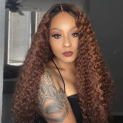 Perruque Lace Front Bouclée Solmina - Outré 8 Perruque Lace Front Bouclée Solmina - Outré -Evolve Cosmetiques perruque lace hd ginger roux bouclee 24 pouces lacefront outre