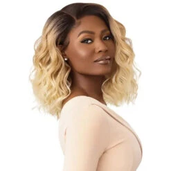 Perruque Wavy Bob HD Lace Lexanne - Outré -Evolve Cosmetiques perruque wavy bob blond lace hd outre lexanne