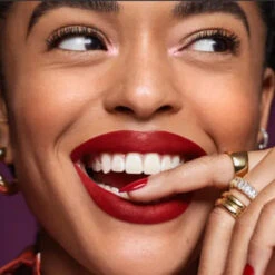 Rouge à Lèvres Liquide Mat - Black Opal -Evolve Cosmetiques rouge levres liquide mate black opal modele